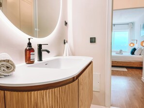 Tina de hidromasaje, secadora de cabello, bidet, toallas 