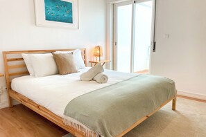 3 bedrooms, desk, iron/ironing board, travel cot - Maybe the best view in Portugal/Jacuzzi/Gym/Game room/AC/600m walk to town (Ericeira)