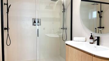 Whirlpool, Haartrockner, Bidet, Handtücher