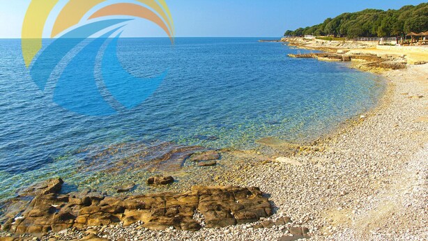 A beach with clear water, pebbles, and a rocky foreground. - Apartment 1778/20511 (Istria - Kukci), 2000m from the beach (Kukci)