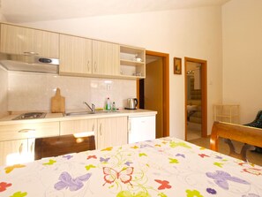 Kühlschrank, Herdplatte, Wasserkocher mit Kaffee-/Teezubehör