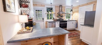 Mountain Rest Cottage Ivy Suite