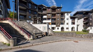 Un hôtel à plusieurs étages, doté d’un escalier en pierre, de balcons et offrant une vue sur un ciel dégagé.