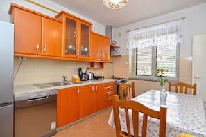 Fridge, oven, stovetop, coffee/tea maker
