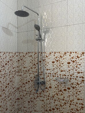 Een douche, een regendouche, pantoffels, handdoeken