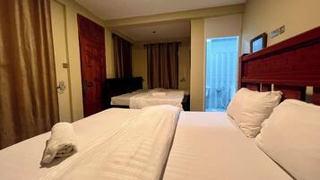 Basic Triple Room | Peralatan tempat tidur hipoalergenik, busa memori, meja, Wi-fi percuma