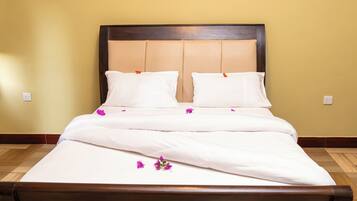 Dobbeltrom – deluxe | Allergitestet sengetøy, memory foam-senger og skrivebord