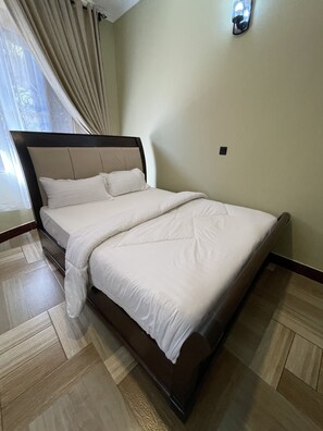 Hypo-allergenic bedding, memory-foam beds, desk, free WiFi - Skill Forest Lodge (Arusha)