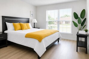 Tabla de planchar con plancha, wifi y ropa de cama