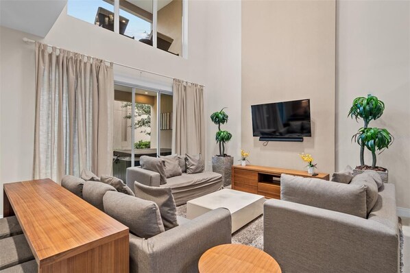 TV - Magic Village Disney Parks
3 Bedrooms and 3.5 Bathrooms with HOT TUBE and BBQ (Kissimmee)