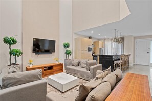 TV - Magic Village Disney Parks
3 Bedrooms and 3.5 Bathrooms with HOT TUBE and BBQ (Kissimmee)