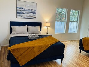 3 habitaciones, escritorio y tabla de planchar con plancha 