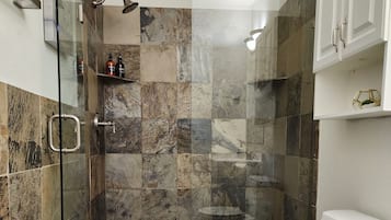 Doccia, asciugacapelli, asciugamani, sapone