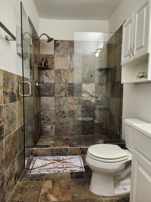 Shower, hair dryer, towels, soap - Loan Star Spacious Serenity in the Heart of Austin (Austin)