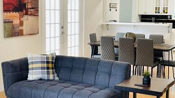 TV connectée, cheminée, baby-foot