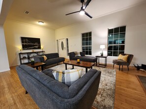 Smart TV, fireplace, foosball - Loan Star Spacious Serenity in the Heart of Austin (Austin)