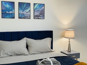 3 makuuhuonetta, työpöytä, silitysrauta/-lauta, vauvan matkasänky