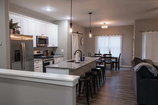 Private kitchen - Spacious 3 bedroom condo with King Master Suite in Sycamore (Sycamore)