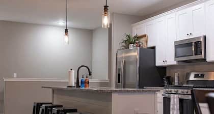Spacious 3 bedroom condo with King Master Suite in Sycamore