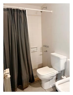 Bidet, Handtücher, Seife, Shampoo