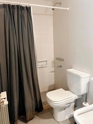 Een bidet, handdoeken, zeep, shampoo