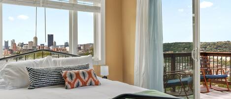4 bedrooms, desk, WiFi, bed sheets