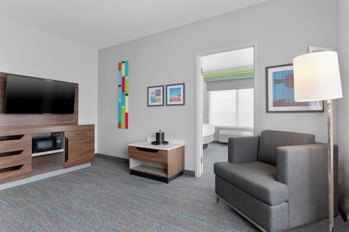 Suite, 1 Bedroom (End) | Living area | 42-inch LED TV with cable channels