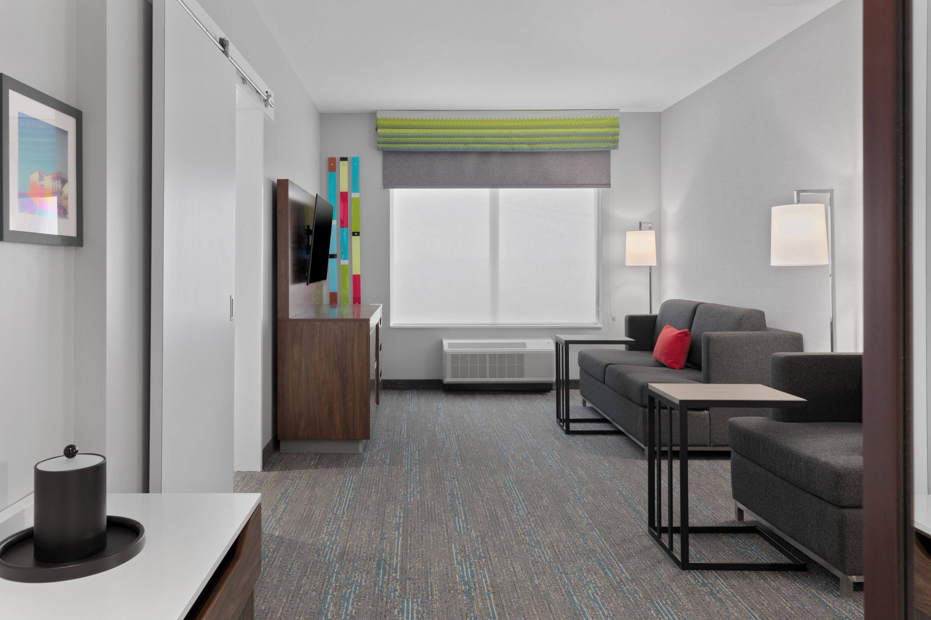 套房, 1 间卧室 | 起居区 | 42-英寸LED 电视（配备有线频道）