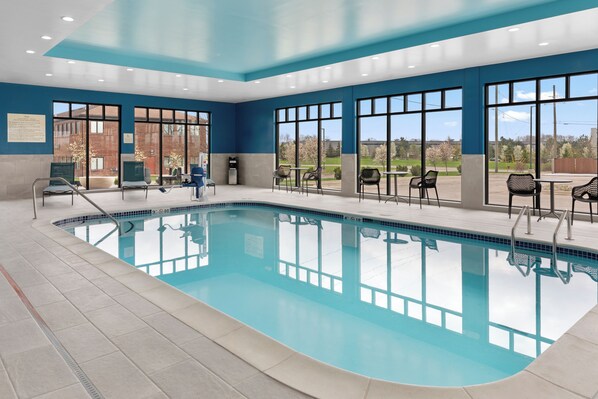 من حمّامات السباحة المغطاة