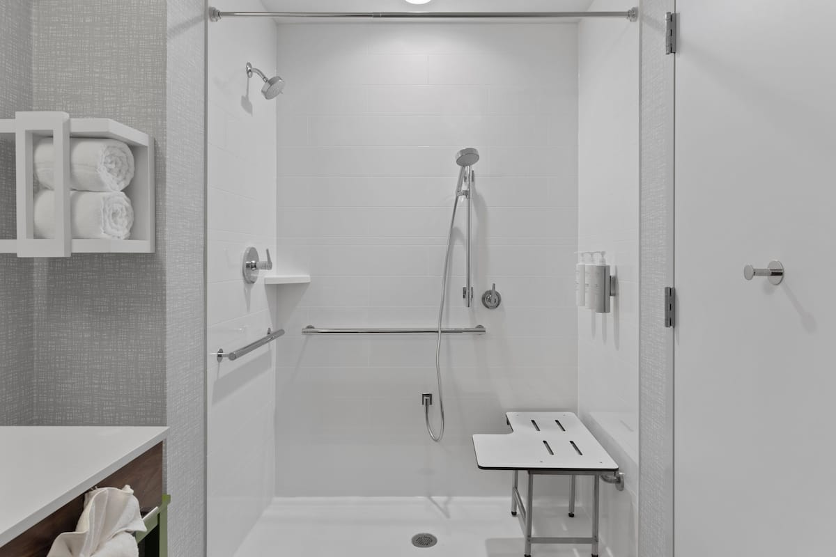客房, 2 张大床 (Mobility & Hearing, Roll-In Shower) | 浴室 | 大花洒淋浴喷头、免费洗浴用品、吹风机、毛巾