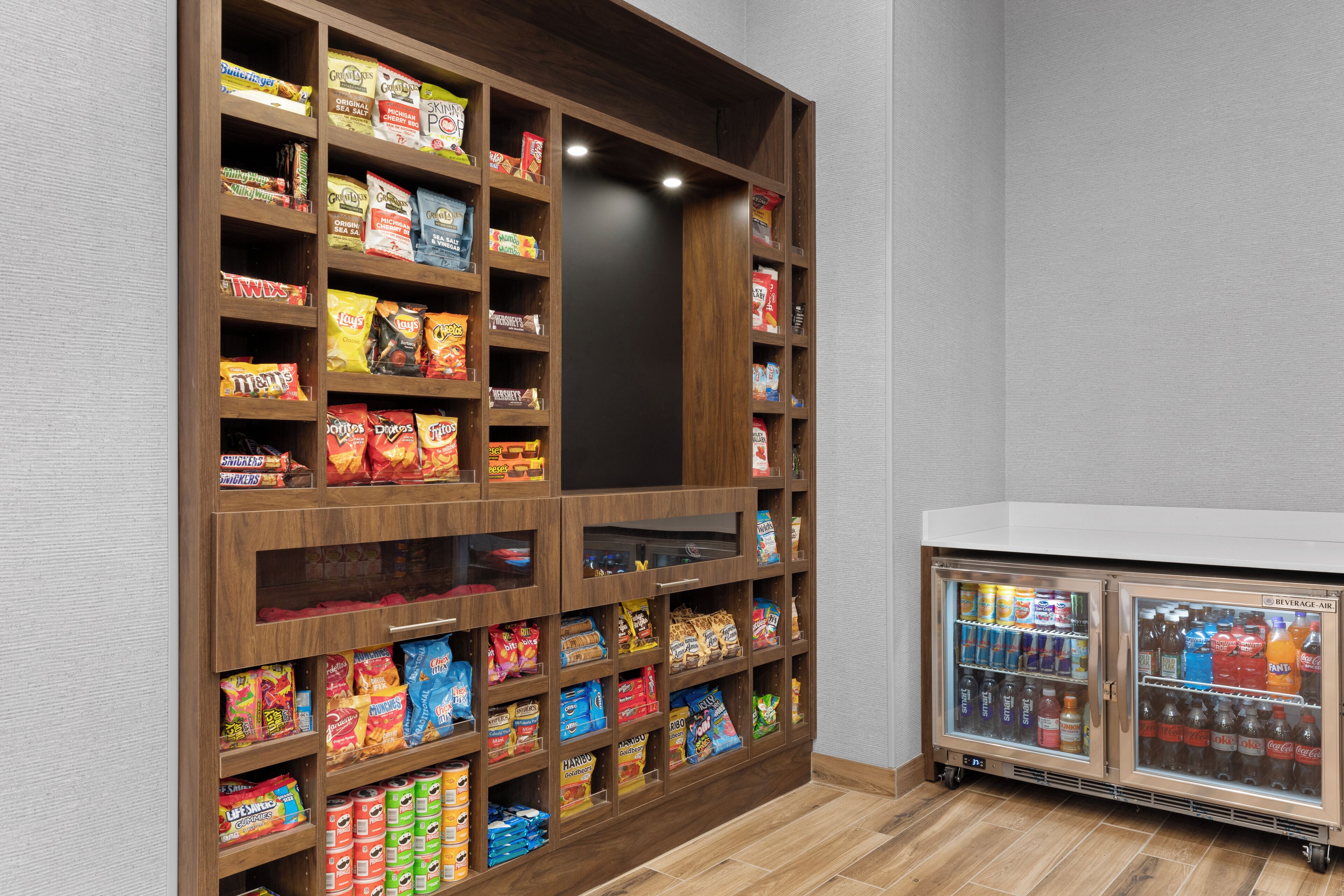 Mostra de llaminatures amb diversos aliments envasellats i un never refrigerador de begudes.