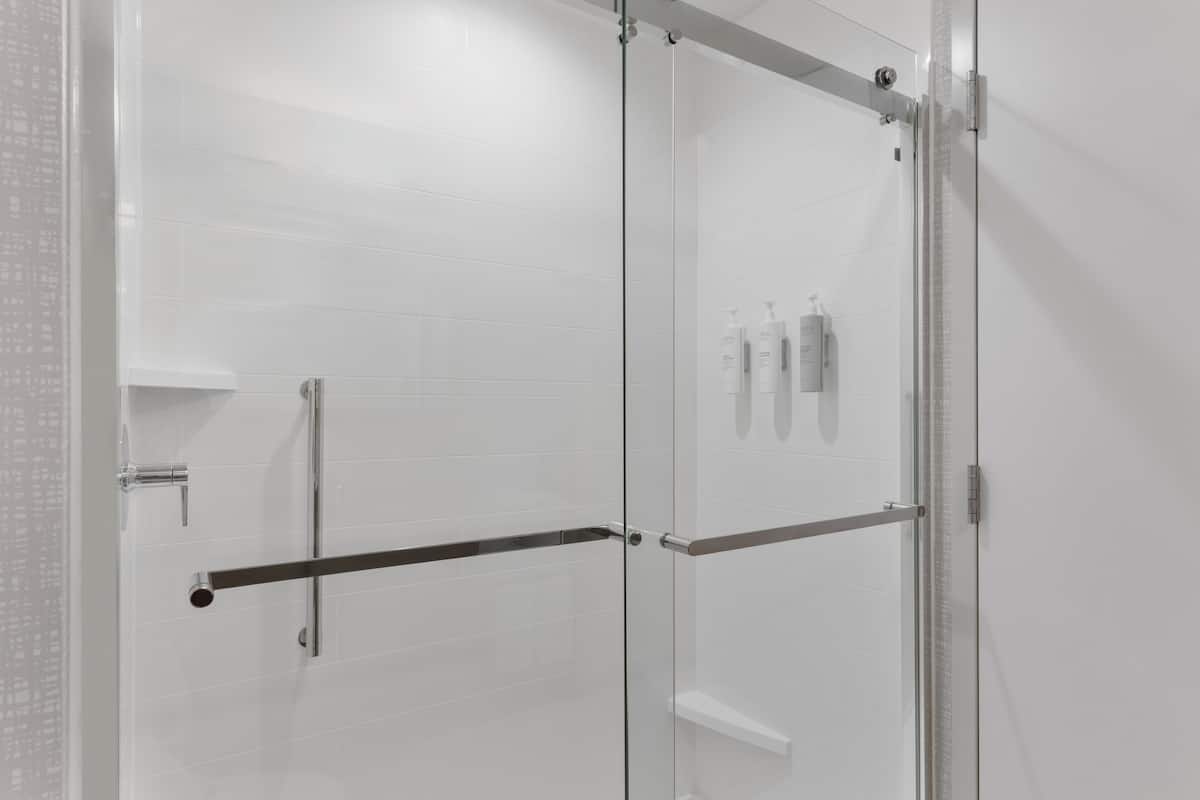 Douche cascade, articles de toilette (gratuits), séchoir à cheveux