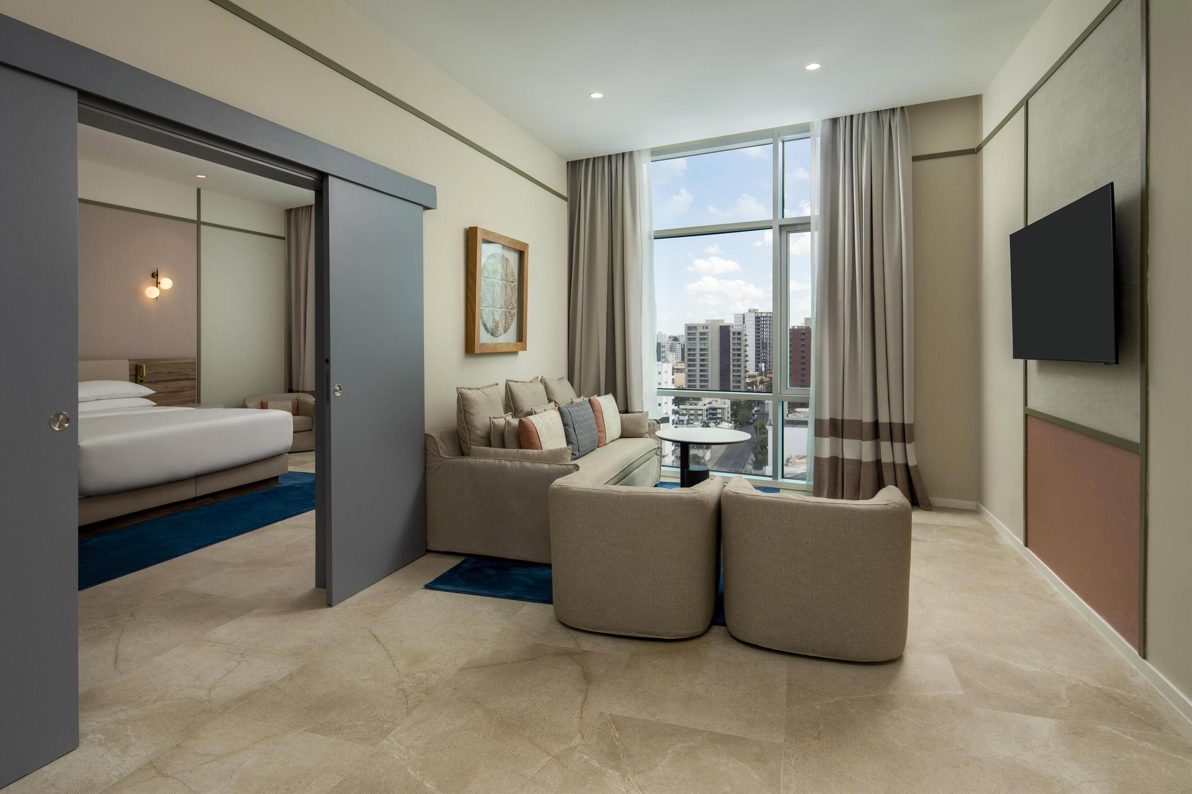 尊贵套房 | 高档床上用品、羽绒被、记忆海绵床垫、迷你吧