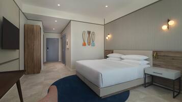 Ein modernes Hotelzimmer mit einem großen Bett, Nachttischen, einem Flachbildfernseher und einer Wand mit Holzpaneelen.