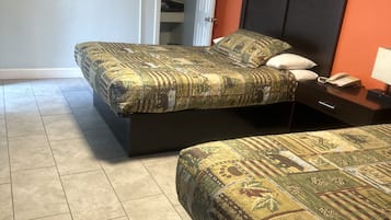 Escritorio, espacio para trabajar con laptop y cortinas blackout