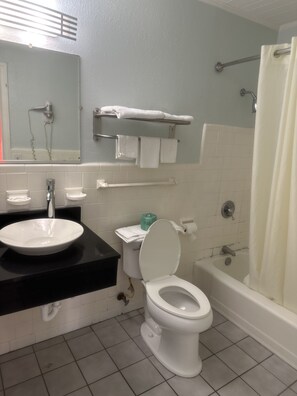 Chambre économique double | Salle de bain | Serviettes fournies