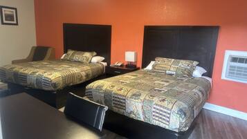 Een bureau, een laptopwerkplek, verduisterende gordijnen, gratis wifi