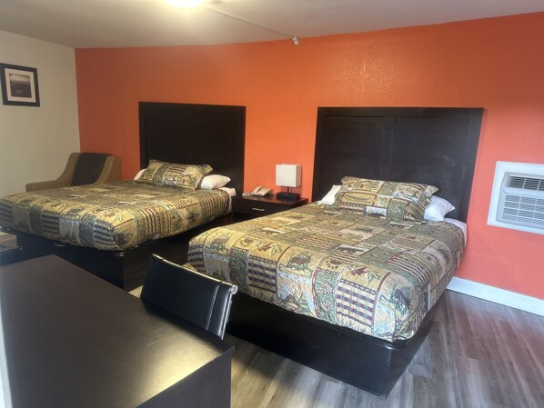 Skrivbord, arbetsyta för laptop, mörkläggningsgardiner och gratis wi-fi