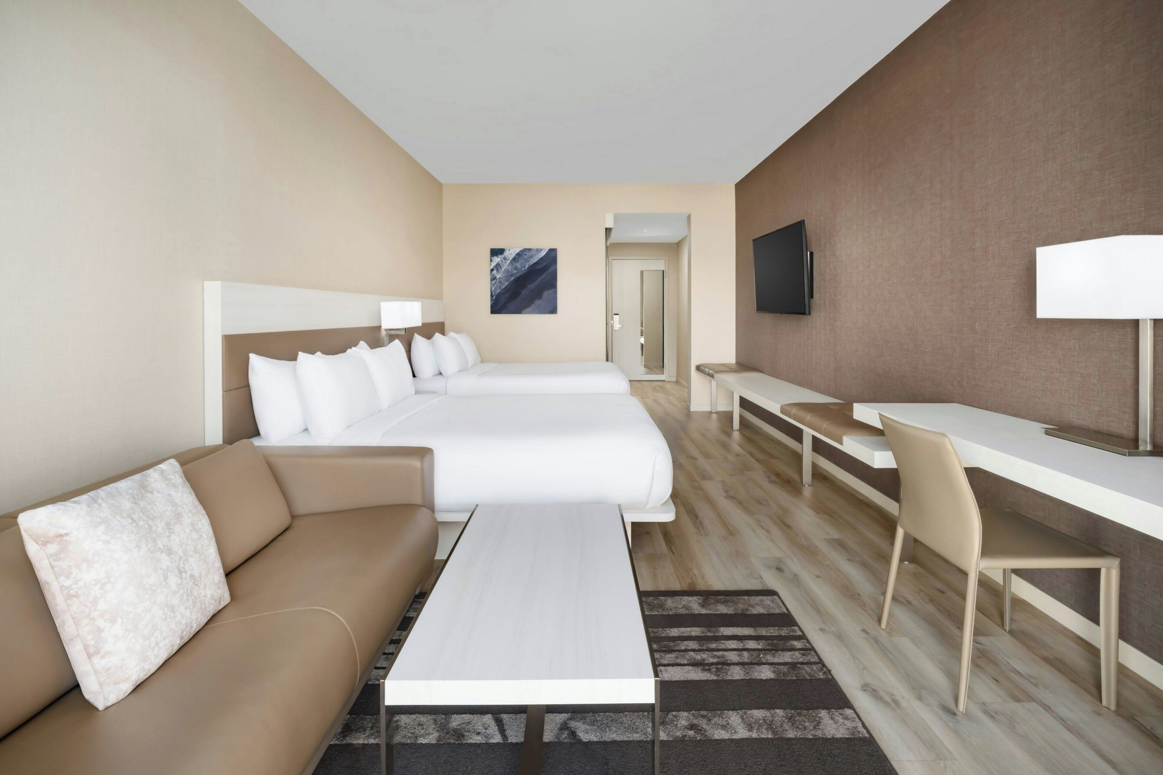 Een strijkplank/strijkijzer, beddengoed