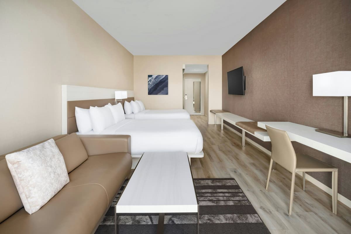 Een strijkplank/strijkijzer, beddengoed