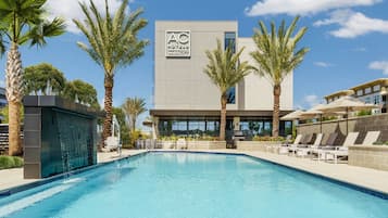 Piscine extérieure, parasols de plage, chaises longues