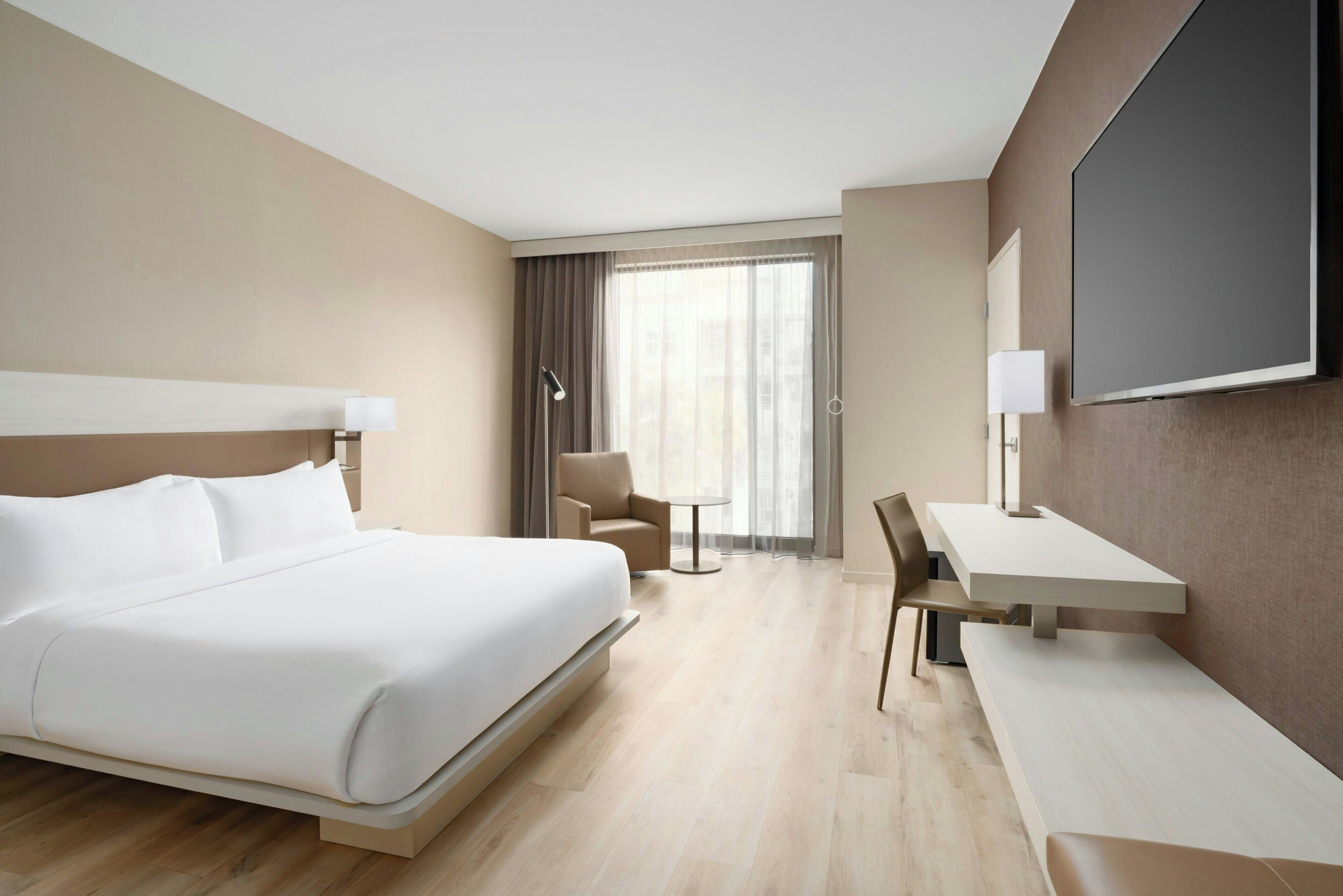 Iron/ironing board, bed sheets