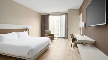 Iron/ironing board, bed sheets