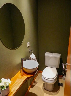 Bidet, toallas, jabón, shampoo