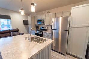 Frigorifero, microonde, forno, piano cottura