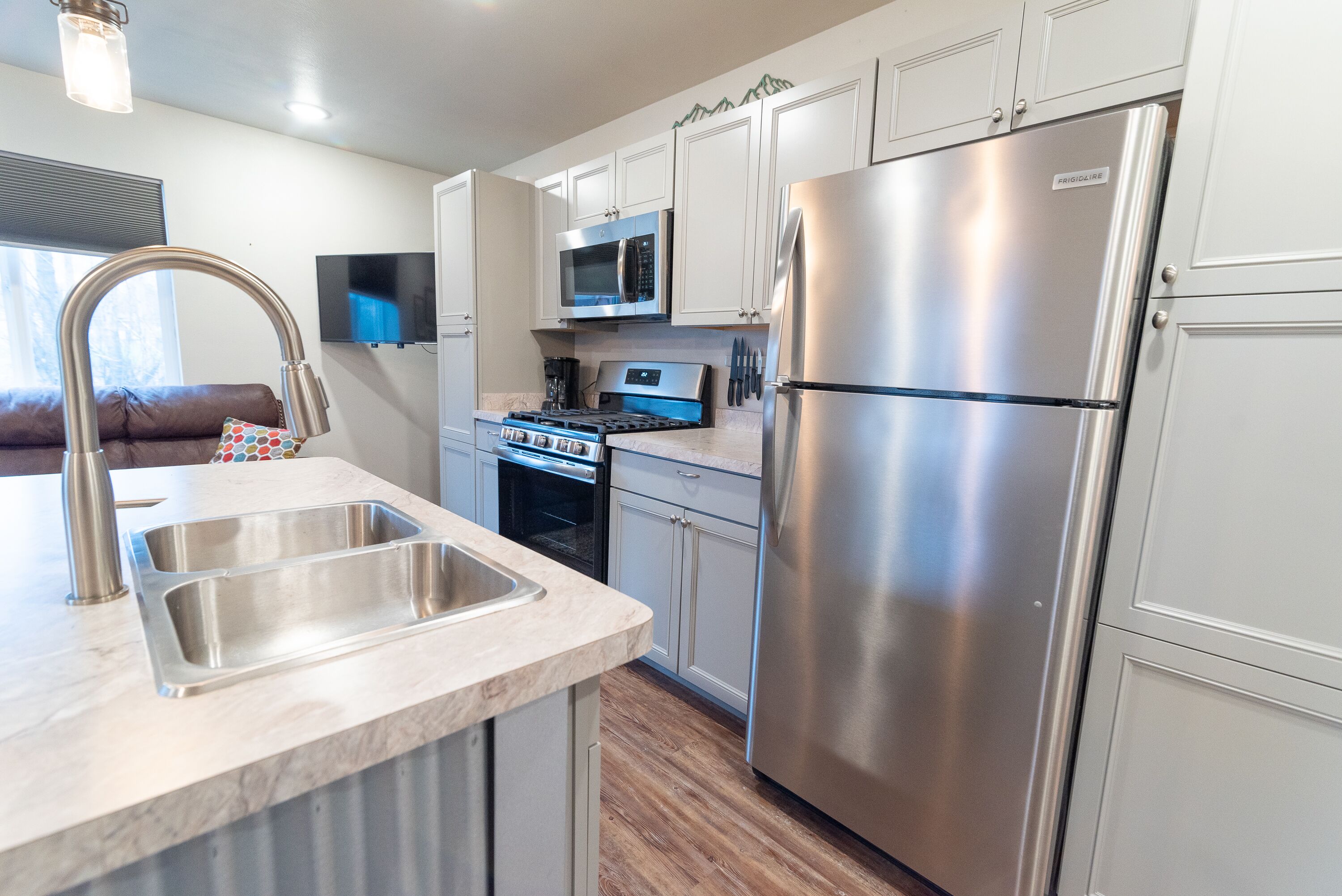 Een koelkast, een magnetron, een oven, een kookplaat