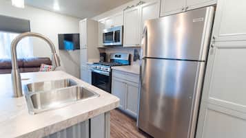 Een koelkast, een magnetron, een oven, een kookplaat