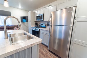 Een koelkast, een magnetron, een oven, een kookplaat