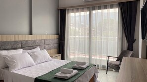 Familierom, 2 soverom | Minibar, skrivebord, wi-fi (inkludert) og sengetøy