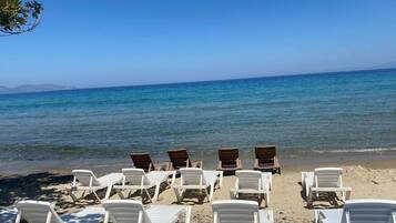 躺椅、遮陽傘、海灘浴巾